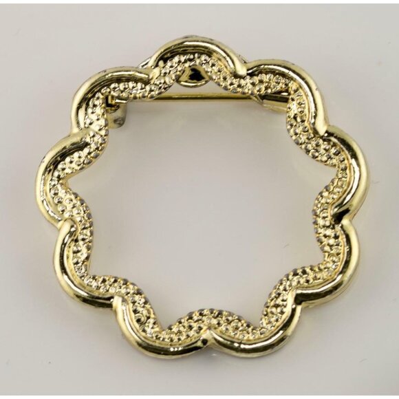 Vintage Gerry's Gold Tone Open Wreath Circle Brooch Scarf Lapel Pin 1.25" - Picture 1 of 5
